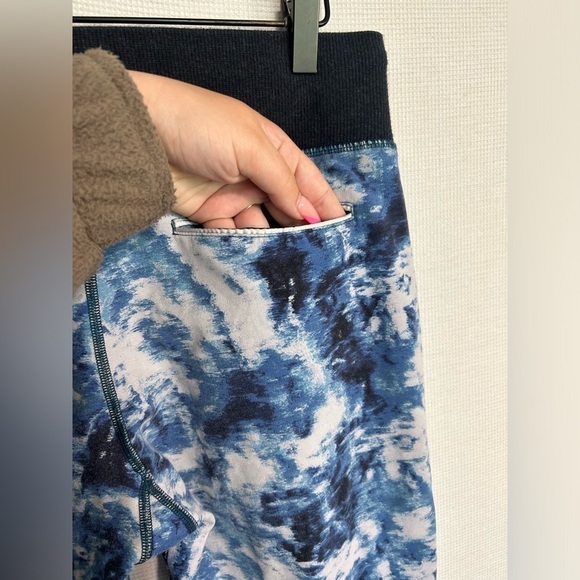 LULULEMON Blue Tie Dye Zip Up Jogger Sweatpants Women’s Size 8 - Picture 5 of 11